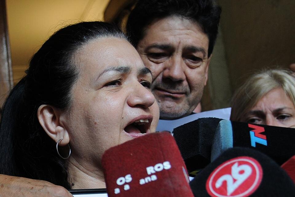 Los padres de Fernando encabezan la marcha al Congreso para pedir justicia por su hijo Fernando.