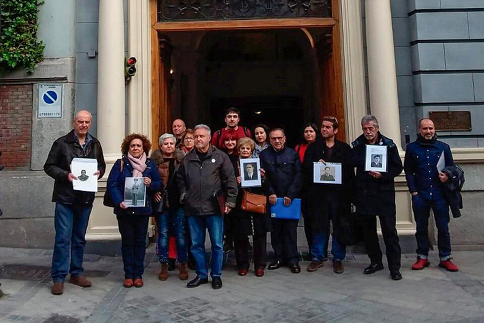 Familiares de víctimas de deportaciones a campos nazis en el consulado argentino de Madrid. (Fuente: Télam)