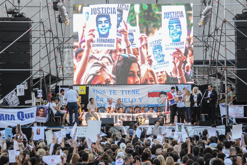 La imagen de Fernando en la pantalla. Sus padres, en el escenario montado frente al Congreso.  (Fuente: Guadalupe Lombardo)