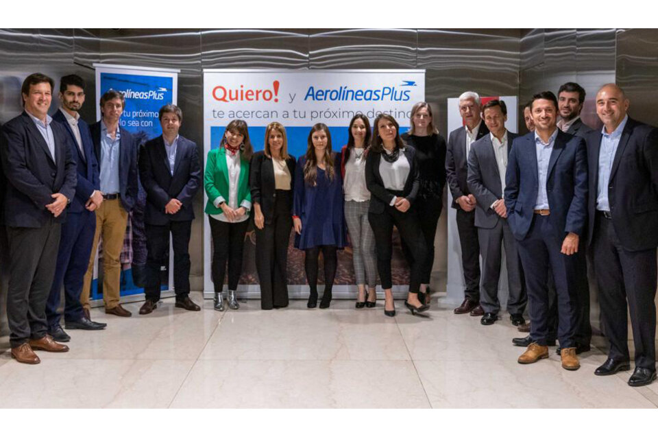 Funcionarios de Aerolíneas y el Banco Galicia el día que firmaron el escandaloso acuerdo el año pasado.