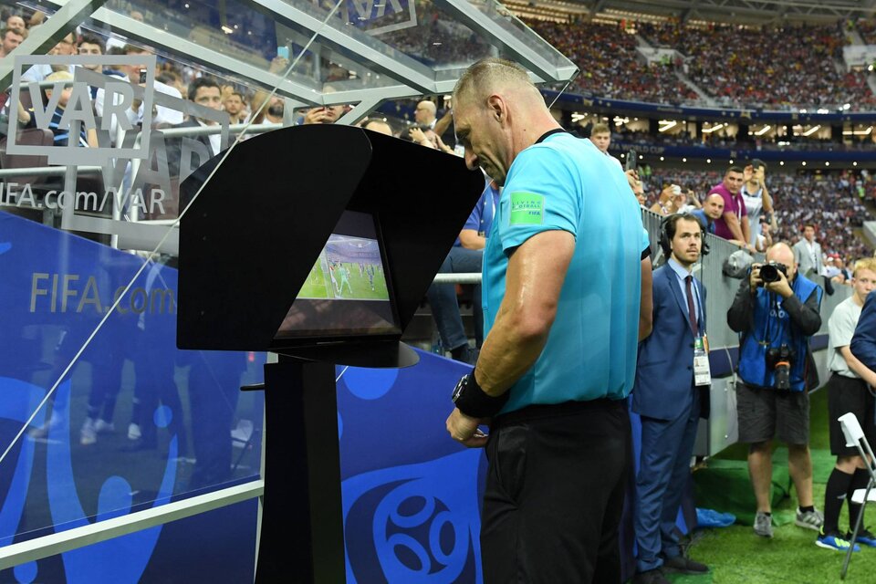 El árbitro argentino Néstor Pitana verificando una jugada en el VAR. (Fuente: AFP)