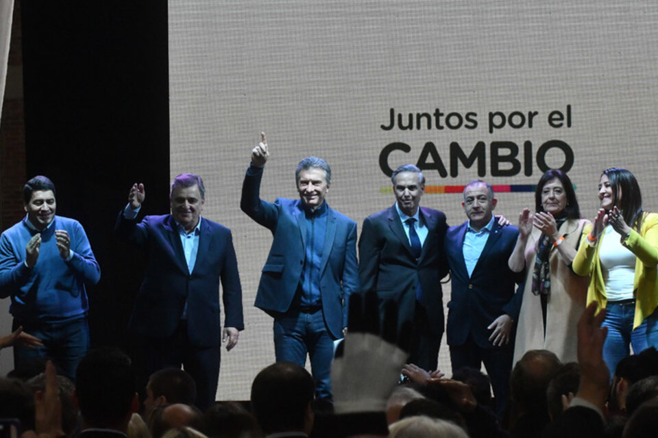 Macri, junto a Juez, Negri y otros referentes, mientras el cuarteto interpelaba al presidente. (Fuente: Télam)