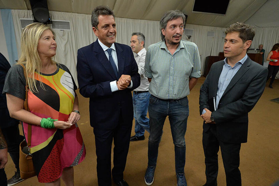 Cristina Alvarez Rodríguez, Sergio Massa, Máximo Kirchner y Axel Kicillof, ayer, en La Plata. (Fuente: Télam)