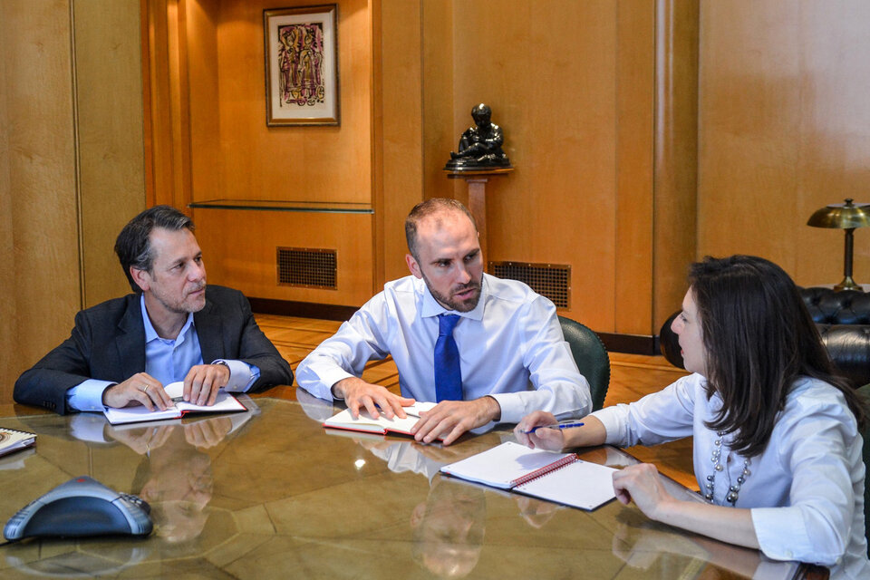 El ministro Martín Guzmán con los enviados del FMI.