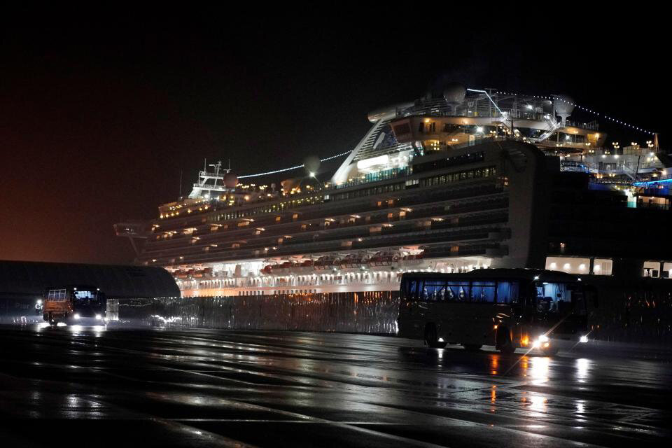El Diamond Princess, amarrado en el puerto de Yokohama. (Fuente: EFE)