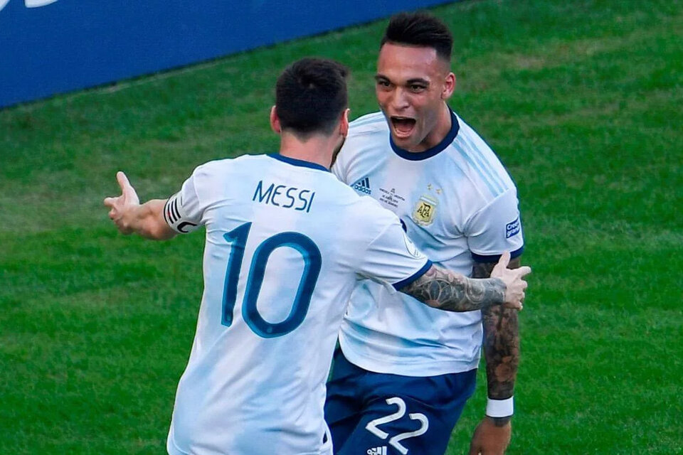 Messi y Lautaro en la Selección. El astro quiere que la imagen se repita en el Barcelona. (Fuente: AFP)