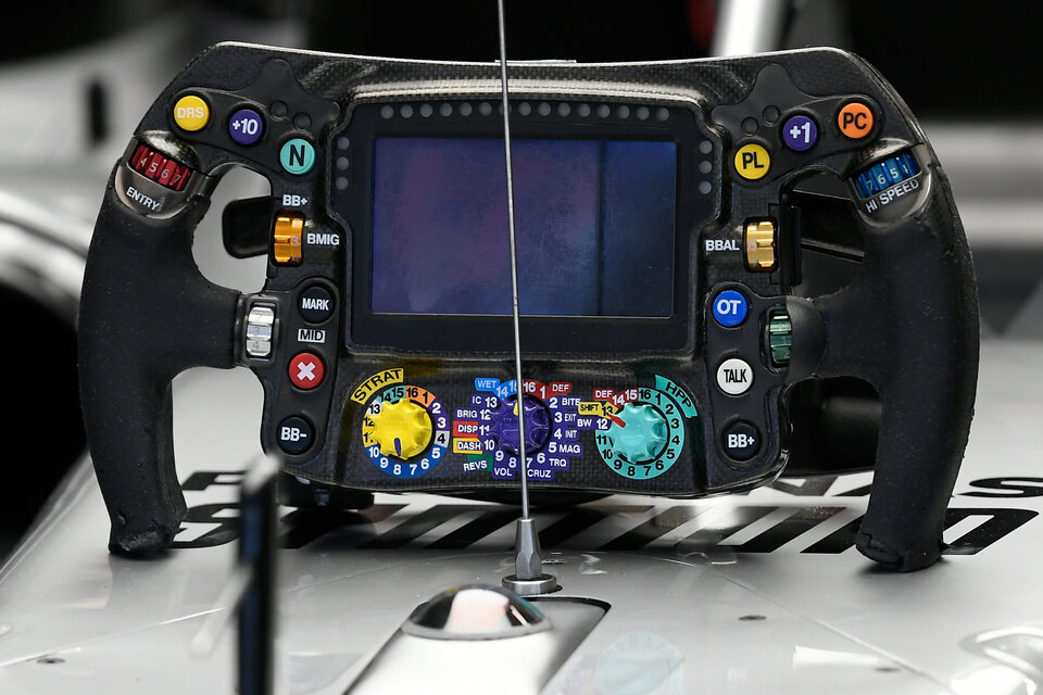 El volante del Mercedes de Hamilton se mueve hacia su cuerpo en las rectas. (Fuente: AFP)