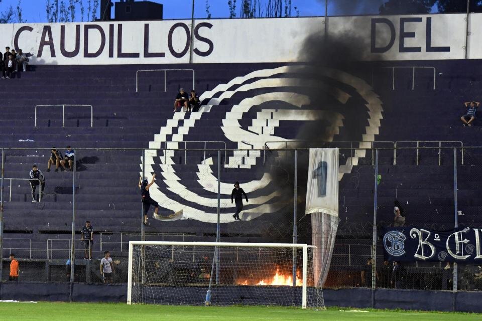Fuego, corridas y disparos durante el encuentro entre Independiente Rivadavia y Atlanta, en Mendoza. (Fuente: Télam)
