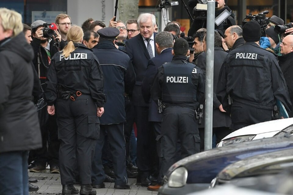 El ministro alemán del Interior, Horst Seehofer (centro) saluda a policías en el lugar del atentado en Hanau. (Fuente: AFP)