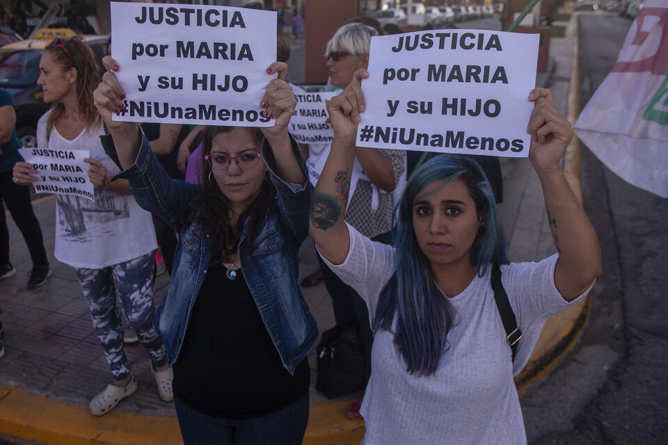 Marcha en Puerto Desado tras la violación de una mujer y el asesinato de su hijo.