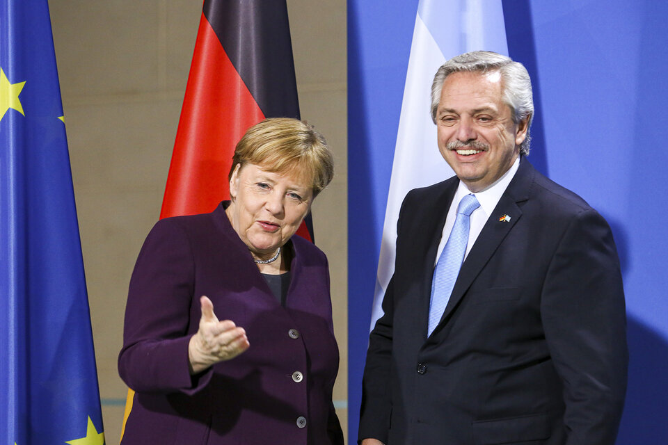 El presidente Alberto Fernández junto a Angela Merkel