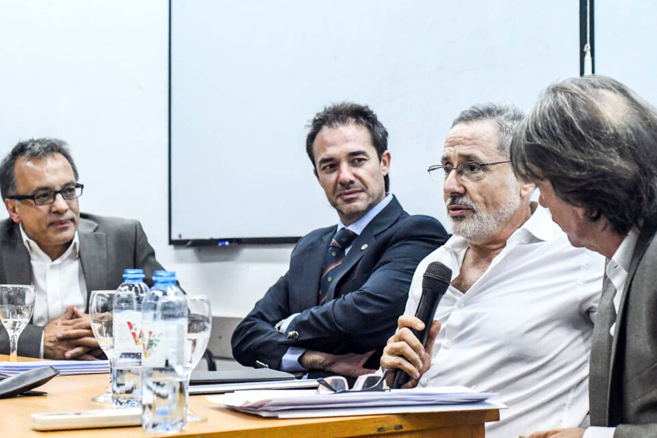 Sain junto al decano Hernán Botta, el criminólogo Enrique Font y Daniel Erbetta, ministro de la Corte. (Fuente: Gentileza: Cristian Maiola (FDER-UNR))