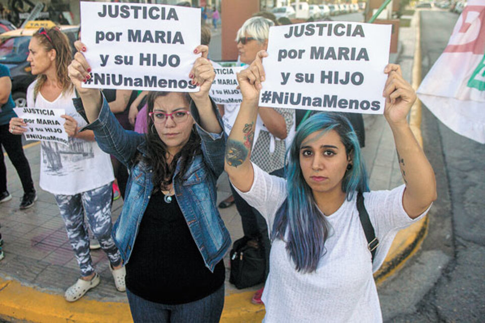 Grupos de mujeres reclamaron justicia por la mujer violada y su pequeño hijo. (Fuente: Télam)