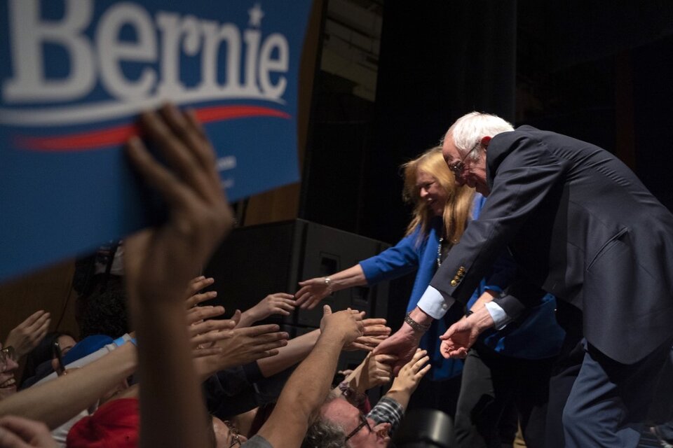 Bernie Sanders saluda a sus partidarios tras otro triunfo. (Fuente: AFP)