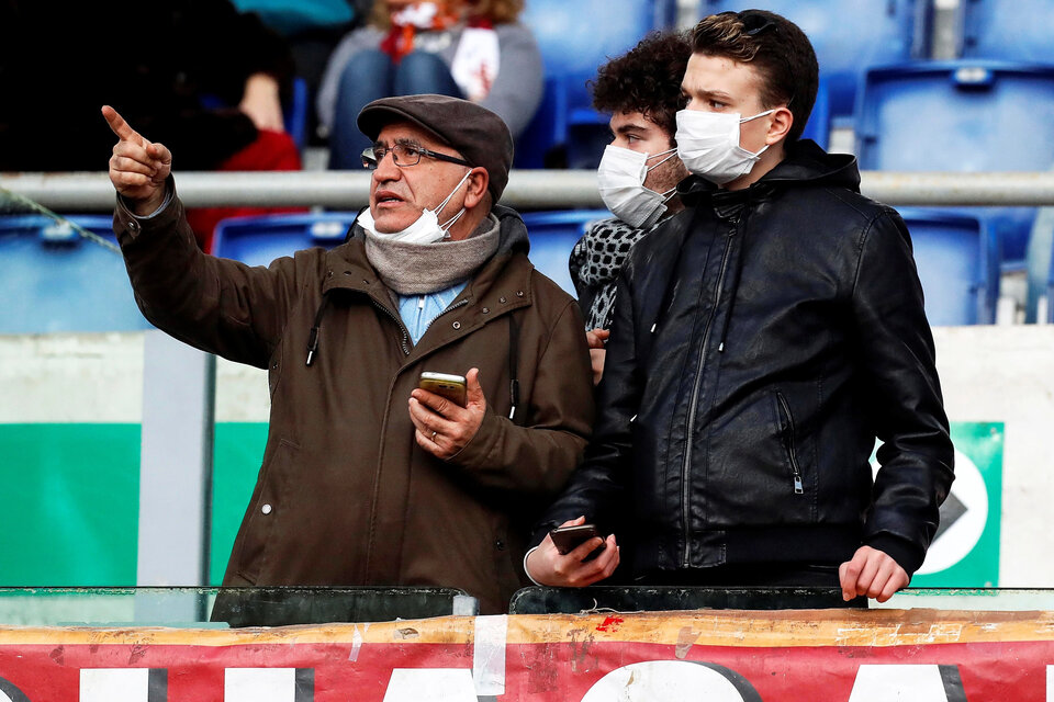 Hinchas con barbijos en la goleda de Roma ante Lecce. (Fuente: EFE)