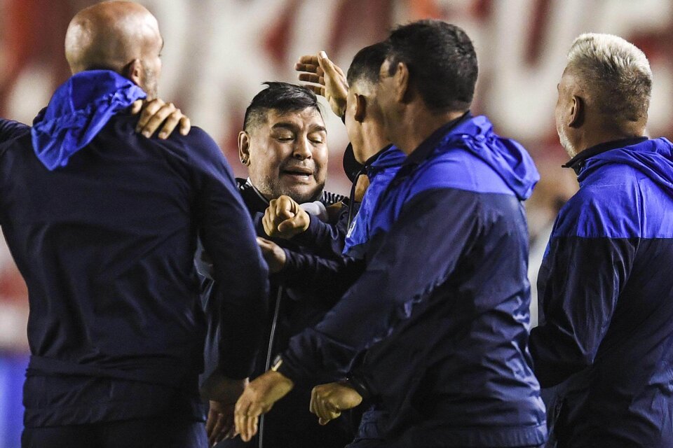 El festejo de Maradona por el triunfo agónico en la cancha de Independiente.  (Fuente: Télam)