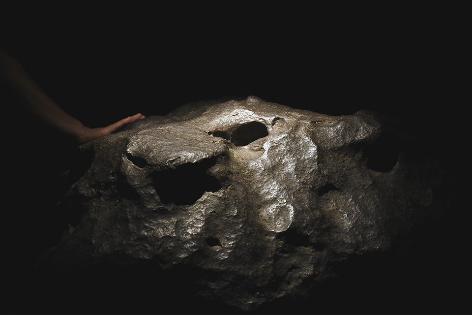 El meteorito El Mataco de mil kilos de peso en exposición. (Fuente: Andres Macera)