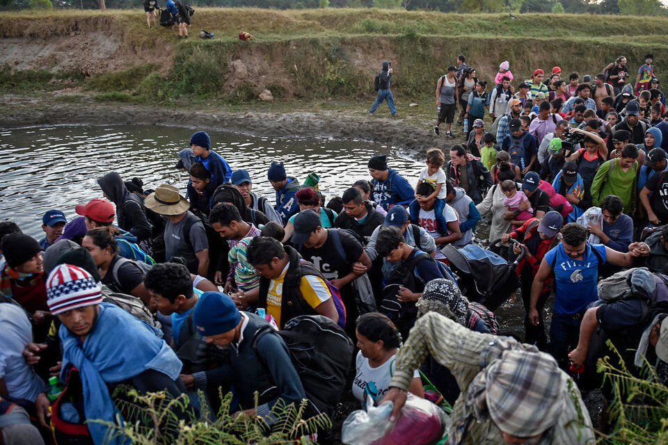 Migrantes guatemaltecos cruzan México en caravanas camino a Estados Unidos.