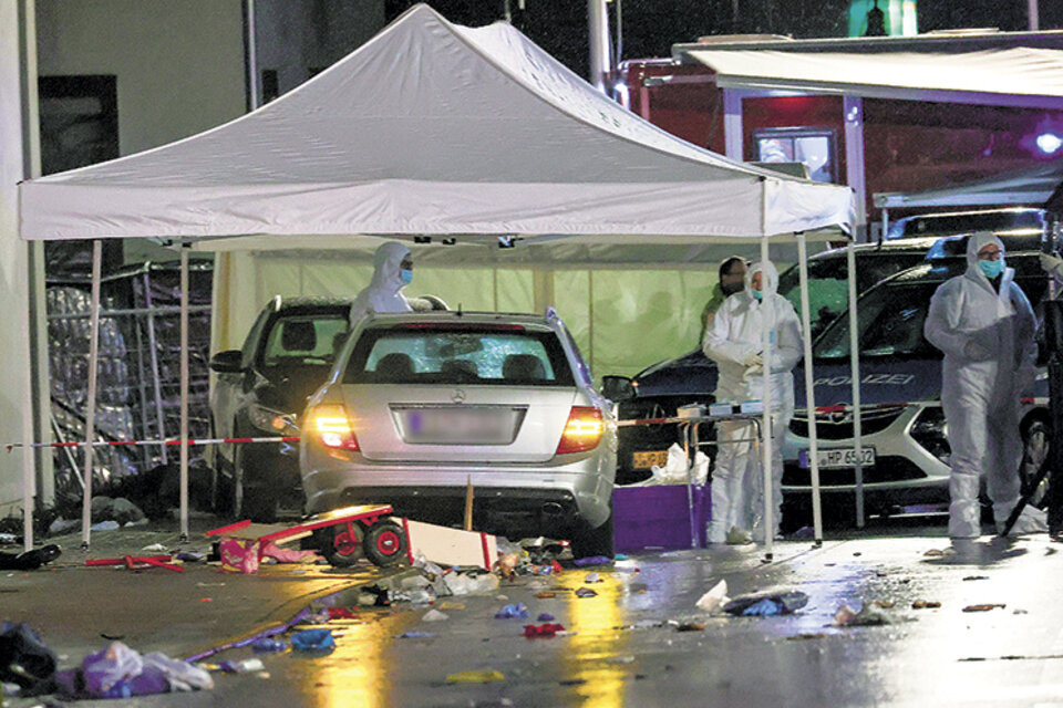 Expertos forenses revisan el auto utilizado para atropellar personas en el carnaval de Volkmarsen. (Fuente: EFE)