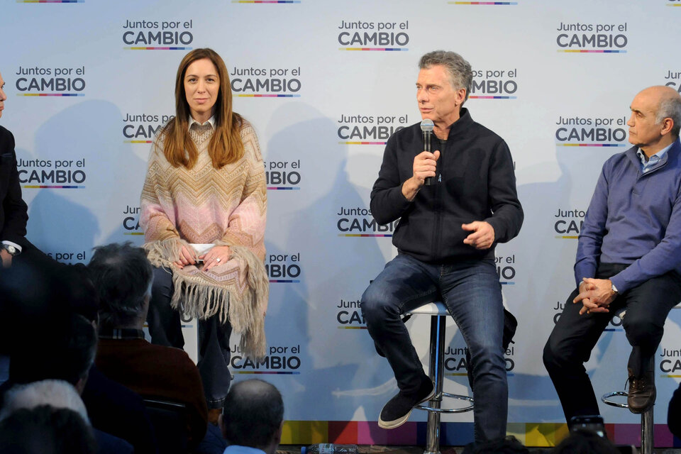 Mauricio Macri y Miguel Pichetto junto a María Eugenia Vidal y Daniel Salvador.