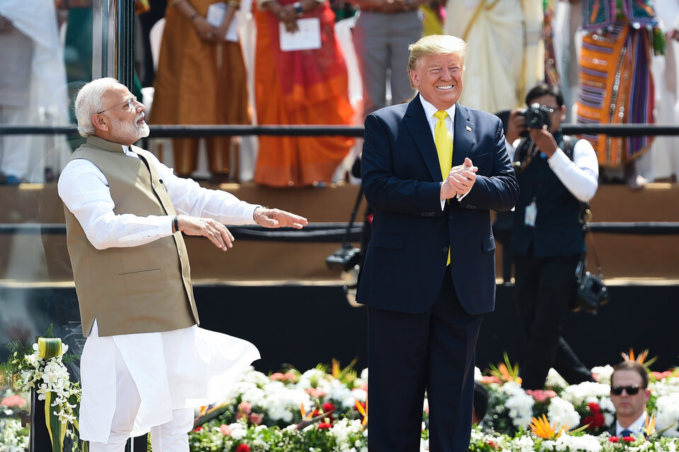 Trump le vende helicópteros a India