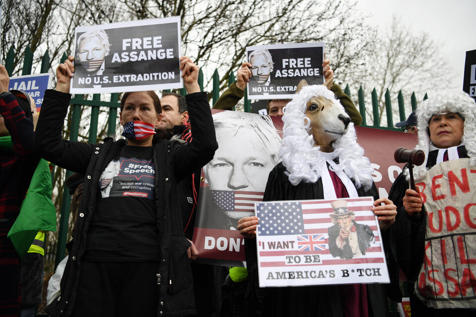 Simpatizantes de WikiLeaks piden la liberación de Assange frente al juzgado de Woolwich en Londres.  (Fuente: AFP)