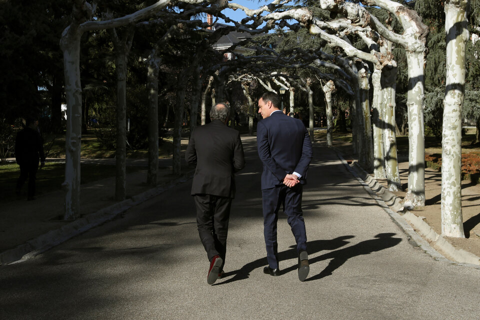 Quim y Sánchez pasean por los jardines del palacio de La Moncloa. (Fuente: EFE)