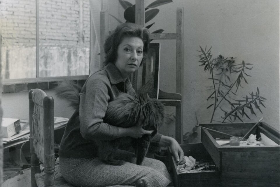 Remedios Varo en su estuidio con su gato Pituso y en el fondo el óleo Despedida. ca. 1957-58, por Kati Horna (Fuente: Kati Horna)