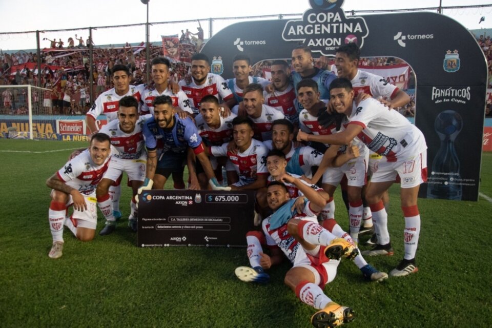 Los jugadores de Talleres de Remedios de Escalada posan con el premio. (Fuente: Copa Argentina)