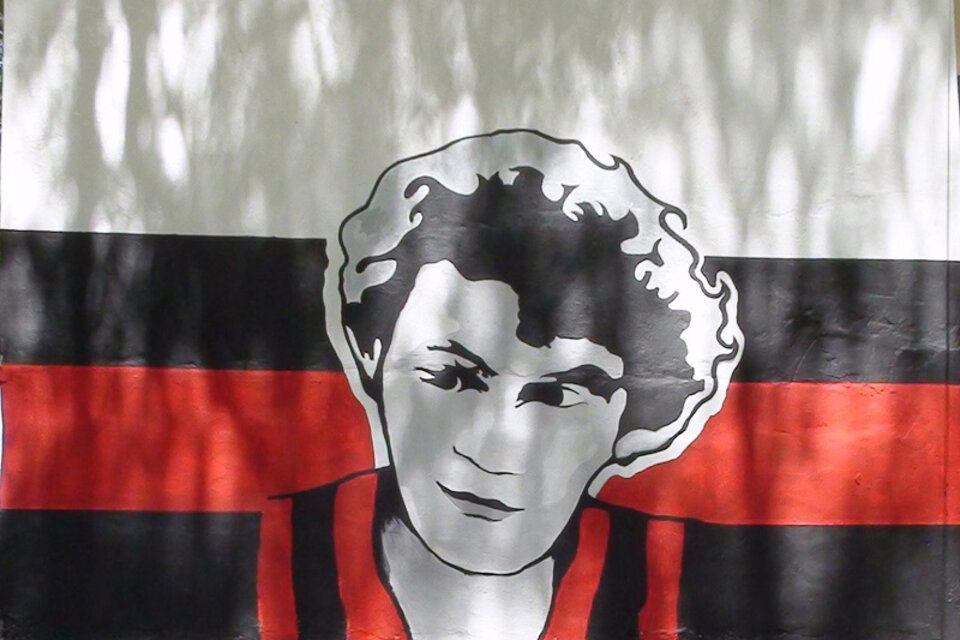 Marquitos Zuker y el mural de la cancha de Defensores de Belgrano.