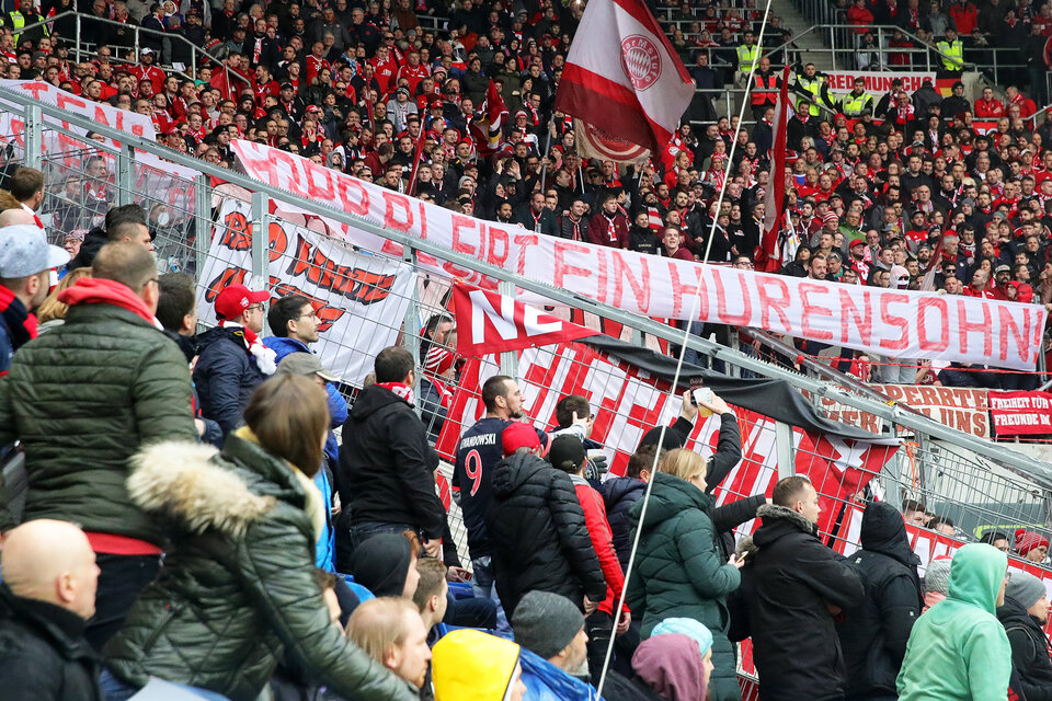 La bandera contra Hopp, el dirigente que quiere cambiar las leyes de la Bundesliga. (Fuente: AFP)
