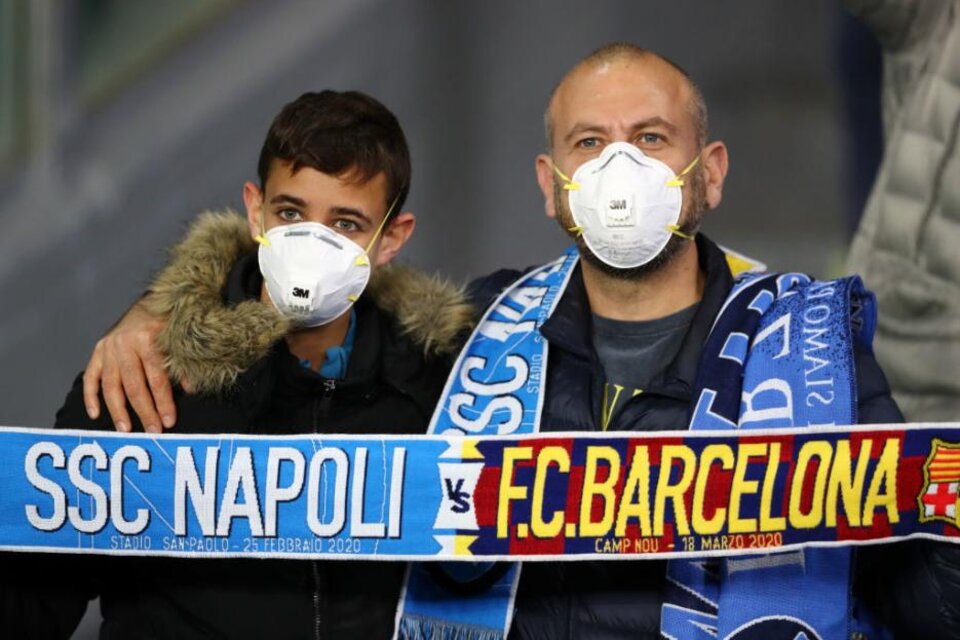 Una imagen elocuente de lo que fue el partido de Napoli-Barcelona en el San Paolo. (Fuente: AFP)