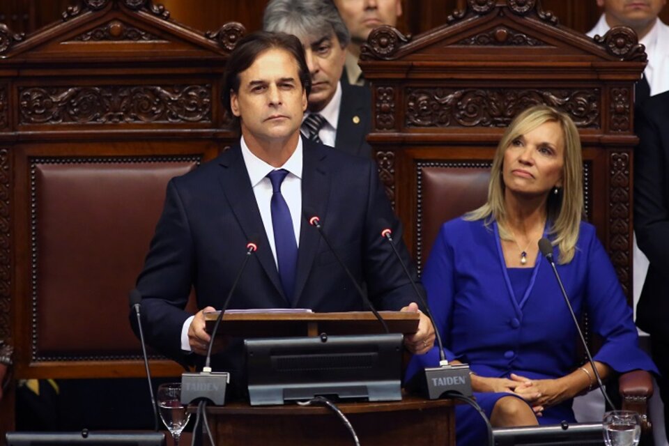 Lacalle Pou y su vice, Beatriz Argimón, durante el discurso de asunción.  (Fuente: AFP)