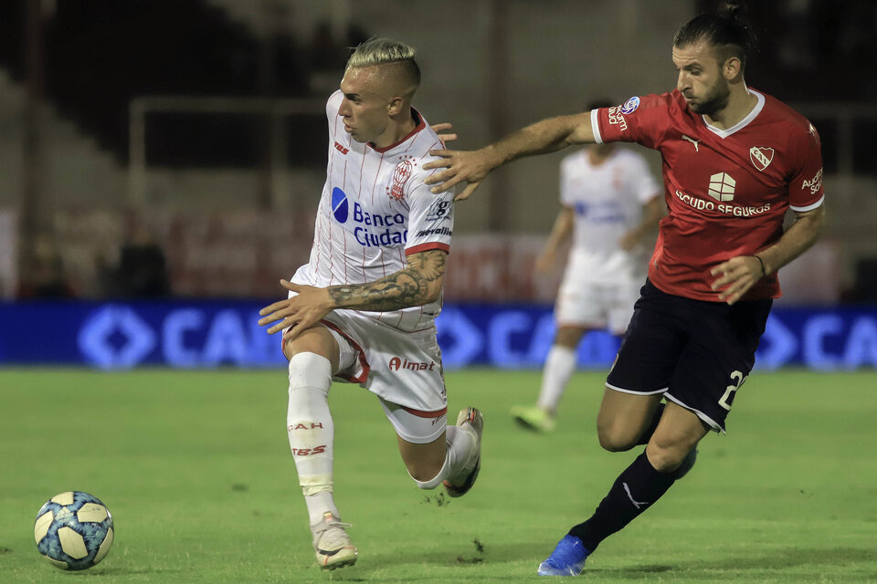 Briasco, autor del gol, escapa a la marca del uruguayo Silva. (Fuente: NA)