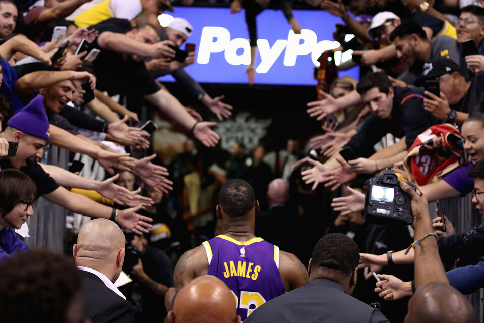 LeBron James y una imagen que no se repetirá, por el momento. (Fuente: AFP)