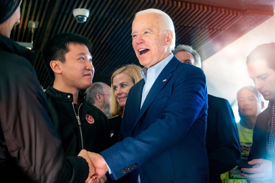 Biden saluda a seguidores en un restaurante de Oakland, California.