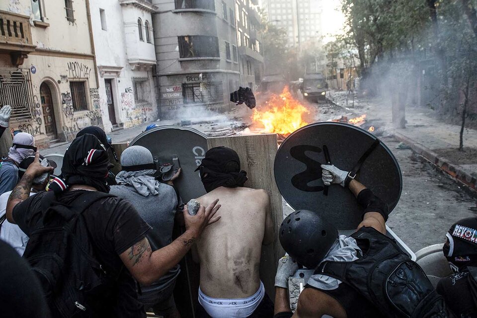 1.Barricadas en las calles de Santiago durante la protesta contra Piñera. 2. Represión de la policía antidisturbios en Viña del Mar. (AFP) (Fuente: AFP)