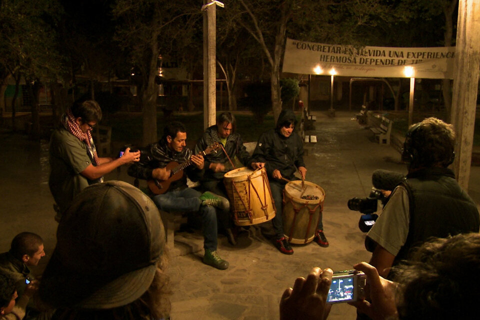 Divididos en la plaza de Tilcara, en una guitarreada nocturna.