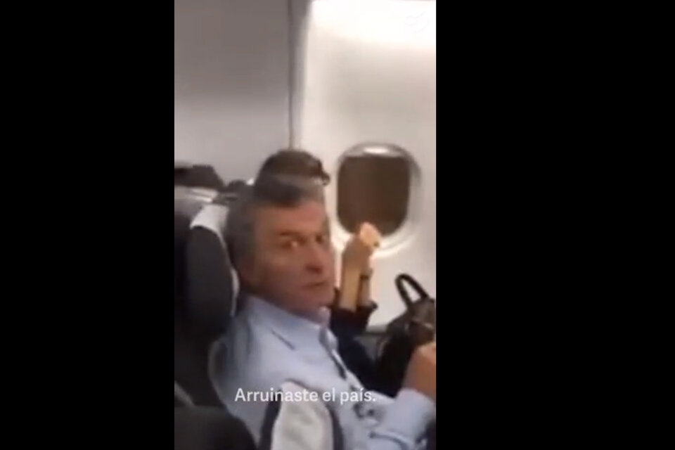 Macri fue escrachado en un avión: "Ladrón, arruinaste el país. ¿No te da vergüenza?", le preguntaron.