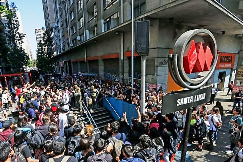 Estudiantes participan del mochilazo en una estación del centro de la capital chilena.