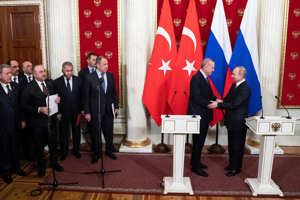 Erdogan y Putin se saludan antes de la conferencia de prensa cojunta en Moscú. (Fuente: AFP)