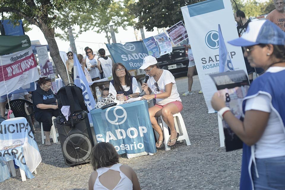 Una actividad por el 8M: radio abierta de la intersindical de mujeres, ayer en Parque España.  (Fuente: Sebastián Vargas)