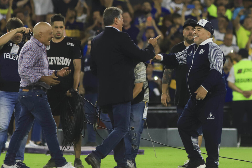 Brindisi e Perotti receberão Maradona para lhe dar as plaquetas e uma camiseta.