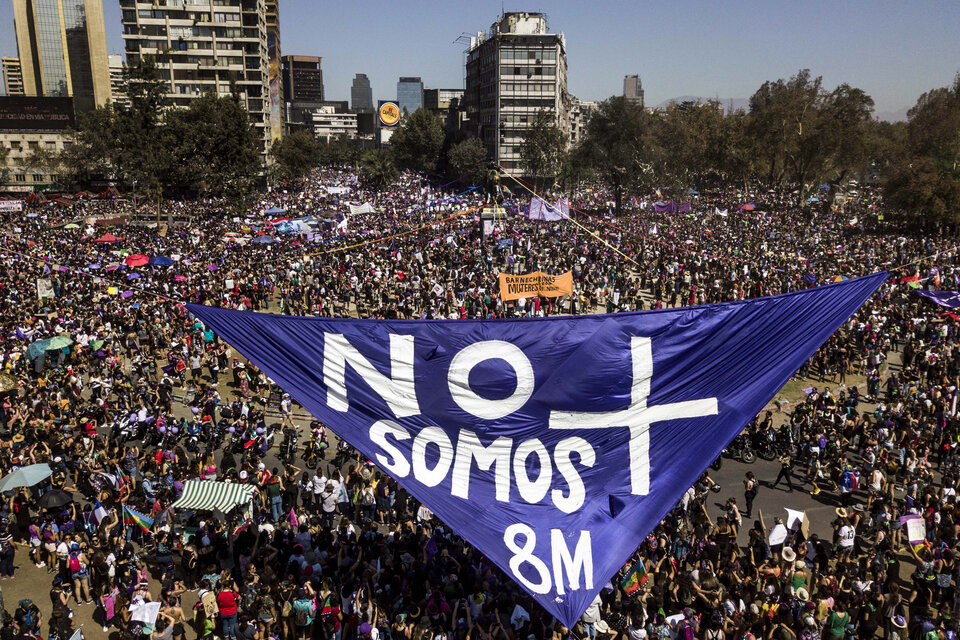 1.Manifestación por el Día Internacional de la Mujer en el centro de Santiago. 2.Francisca Barbosa  (Fuente: AFP)