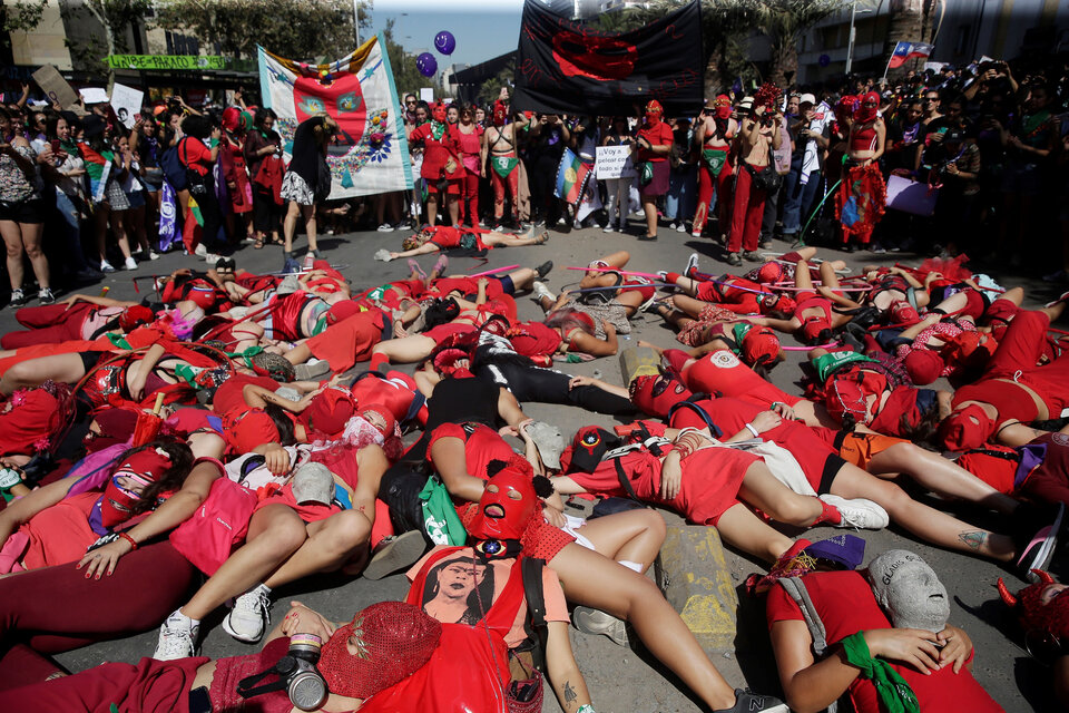 Mujeres escenifican femicidios durante la marcha por el Día Internacional de la Mujer. (Fuente: EFE)