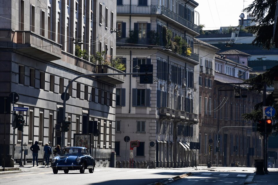 Calles vacías en MIlán, en la región de Lombardía, la región italiana más afectada por el coronavirus. (Fuente: AFP)