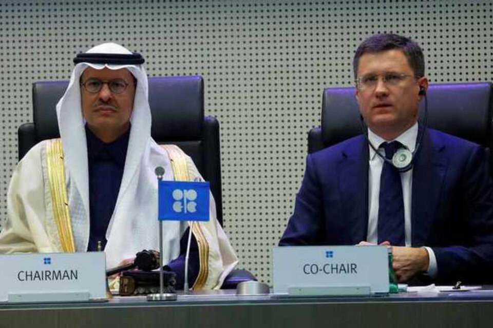 El ministro de Energía de Arabia Saudita, Abdulaziz bin Salman Al-Saud, y el ministro de Energía de Rusia, Alexander Novak.