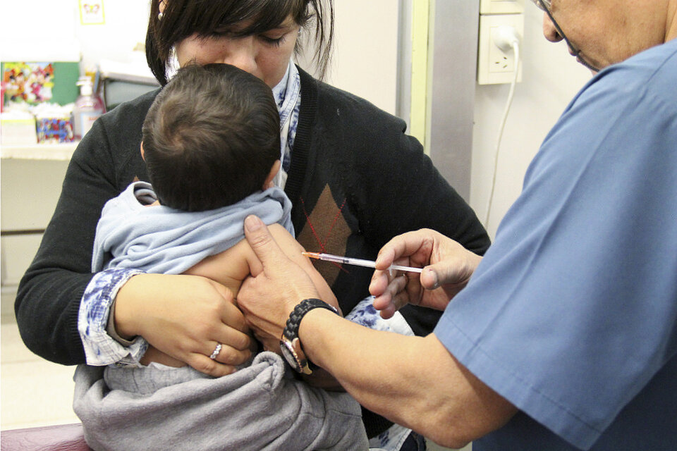 Advertencia a los antivacunas: "En caso de negativa, se puede realizar la vacunación compulsiva a los niños" (Fuente: NA)
