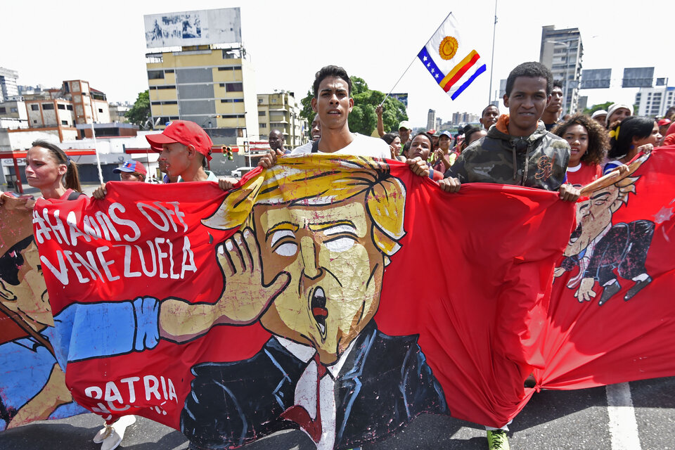 Simpatizantes de Maduro marchan por el Día del Trabajador en la capital venezolana.