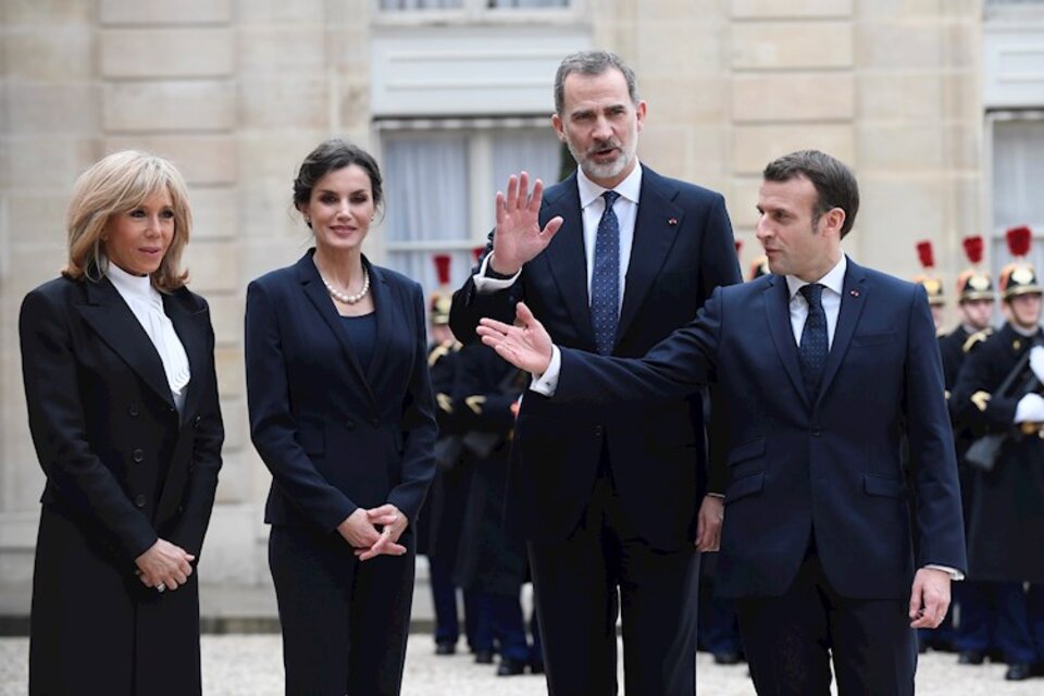Sin tocarse: Madame Macron, Letizia, el Rey y el Presidente francés evitaron el contacto.  (Fuente: EFE)